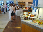 Der Speisesaal mit Buffet im Agapi Beach Hotel in Ammoudara (GR).